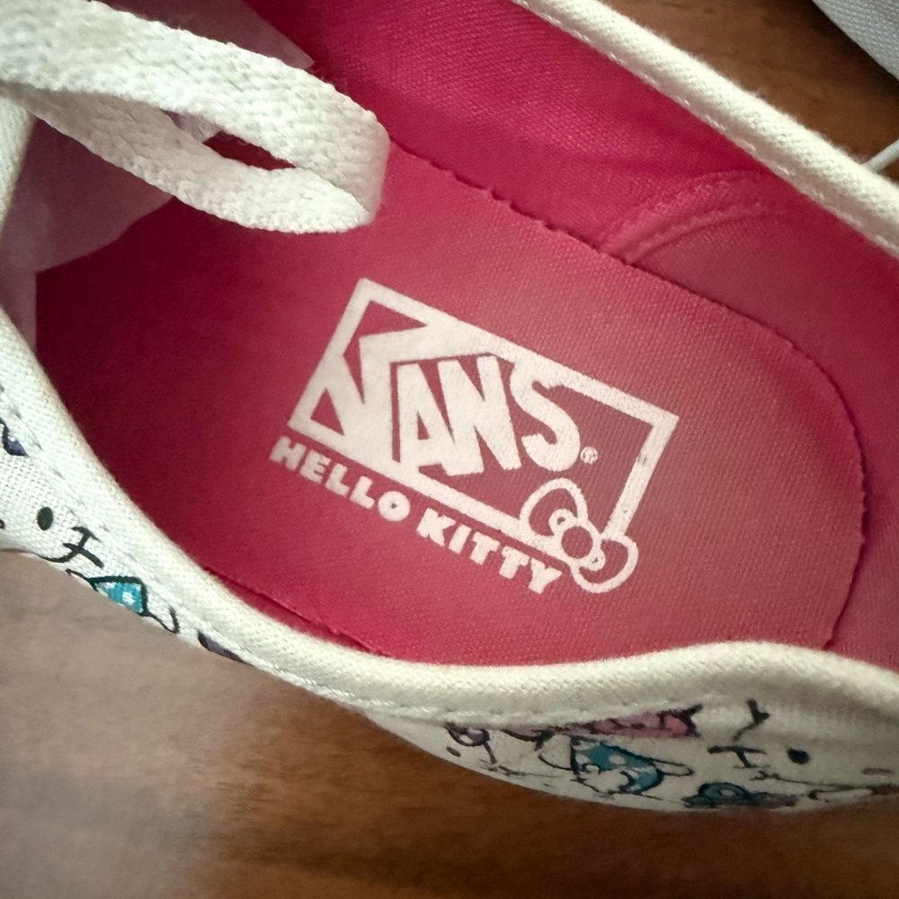 VANS x HELLO KITTY Off The Wall LOW TOP Sneakers UNISEX: Mens 7 Women’s 8.5 US - Picture 8 of 10